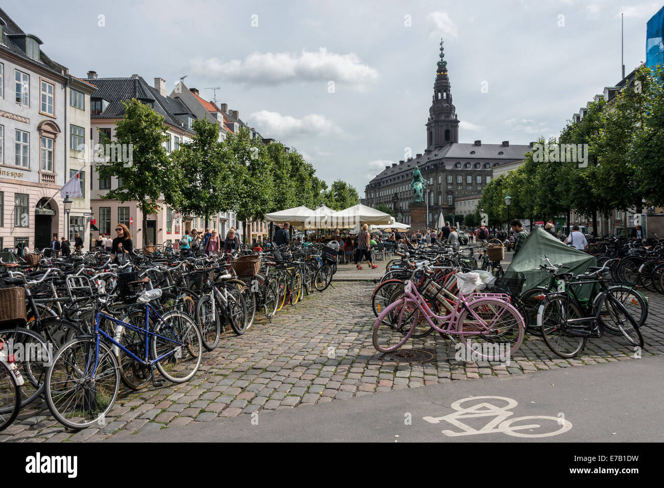 Des vélos sur Hojbro Plads, regard vers le Palais de Christiansborg, à Copenhague, Danemark Banque D'Images