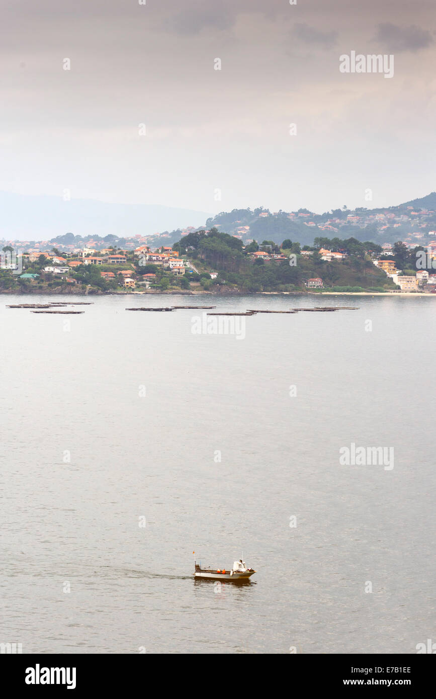 Bateau de pêche au large de la côte. La Galice, Espagne Banque D'Images