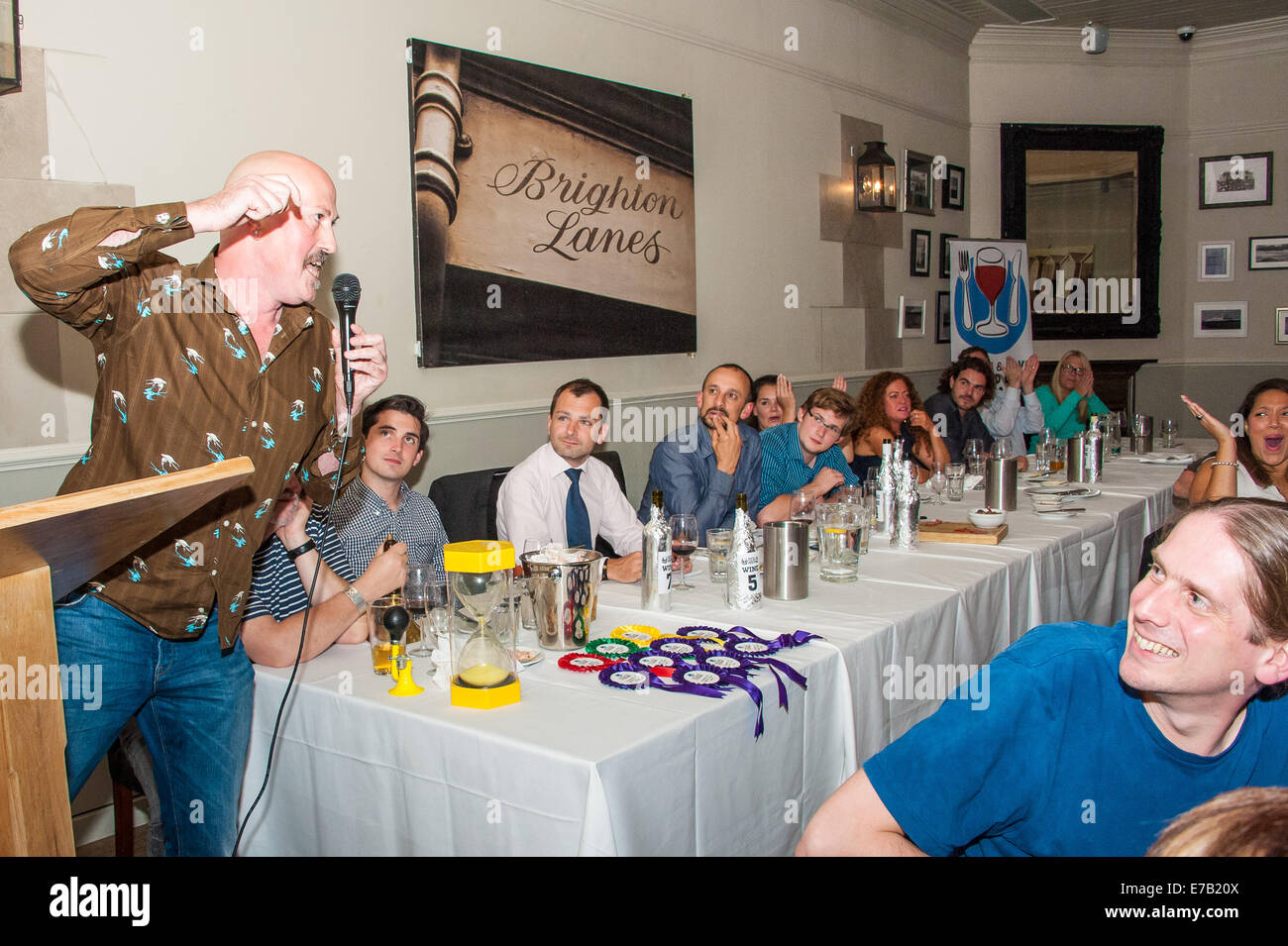 Brighton, UK. Sep 11, 2014. En plein vol : Henry Butler [Butler's Wine Cellar] rend son cas.10 Sussex vignerons, viticulteurs et restaurateurs ont 3 minutes chacun pour présenter leur cas pour le vin qu'ils ont apporté à l'auditoire d'échantillonner à Brighton & Hove Food and Drink Festival 'Make votre cas' Punk dégustation de vins. Les vins sont échantillonnés et présentateurs aveugle ne peut pas mentionner le raisin, prix, ou le pays d'origine, comptant plutôt sur l'esprit, de l'éloquence, la comédie et même la poésie pour gagner le public sont les votes. Credit : Julia Claxton/Alamy Live News Banque D'Images