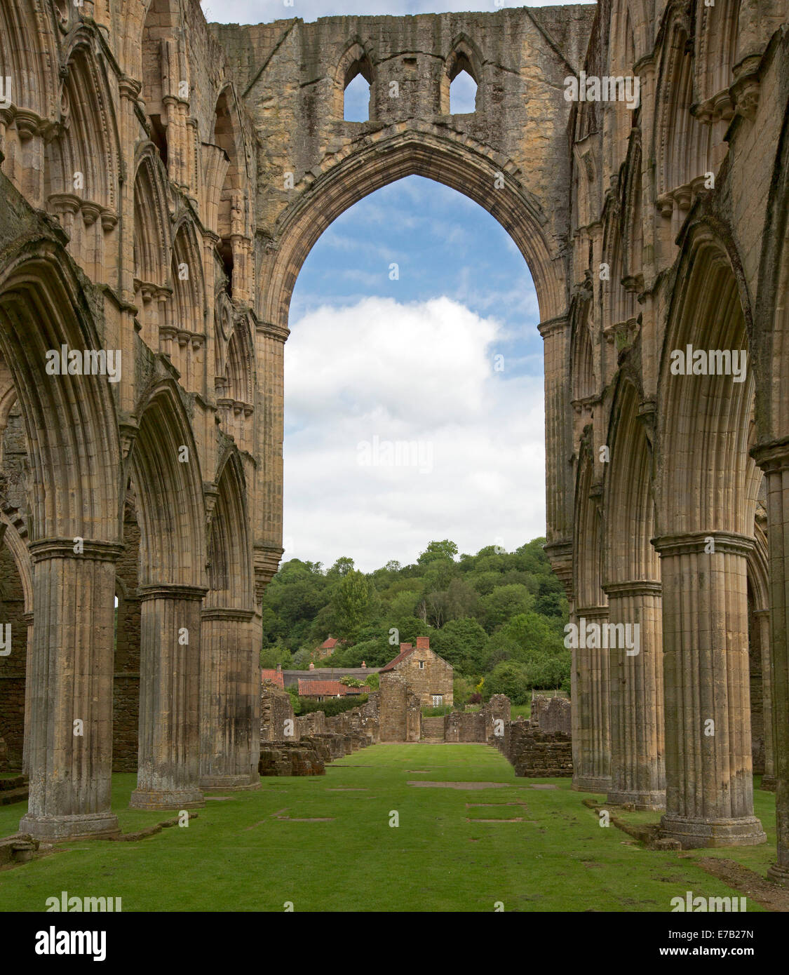 Voir à travers des ruines pittoresques d'archway au 12ème siècle historique abbaye de Rievaulx, monastère cistercien - Yorkshire Angleterre Banque D'Images