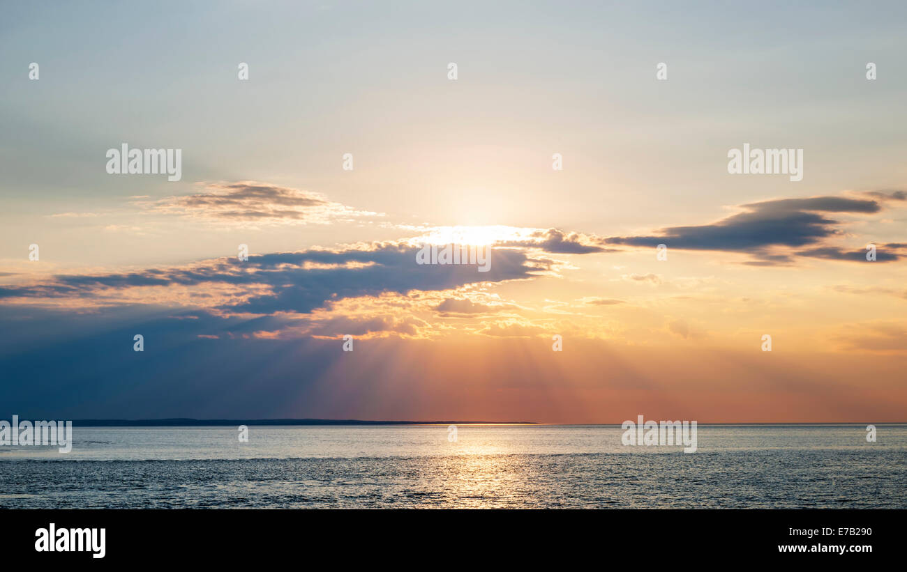 Coucher de soleil et de ciel dramatique au-dessus de l'océan Atlantique à l'Île du Prince Édouard, Canada Banque D'Images