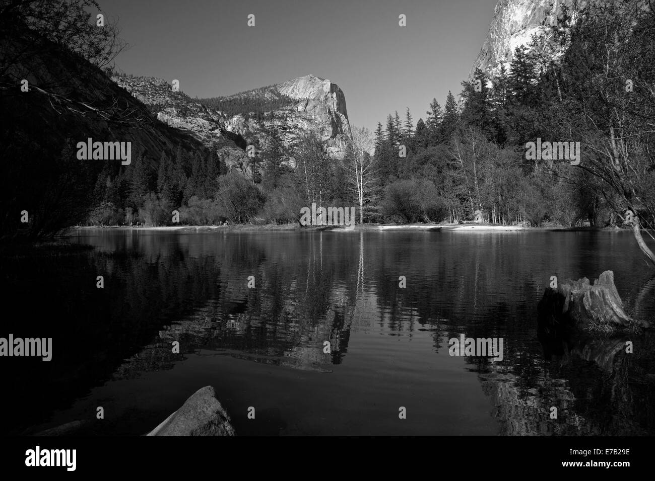Mt Watkins et Demi Dôme (à droite) reflète dans le lac Mirror, Yosemite National Park, California, USA Banque D'Images