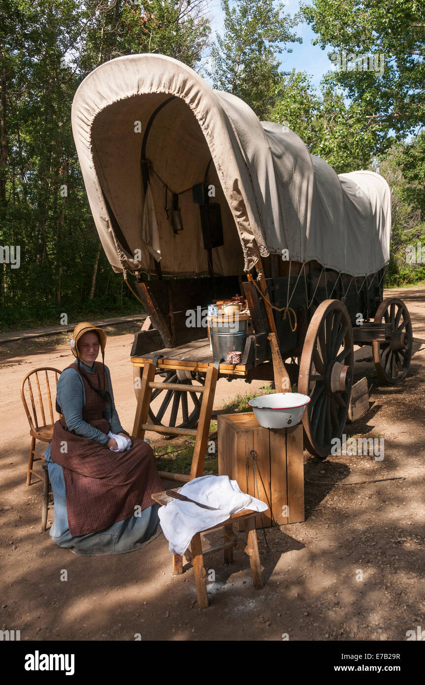 Elk203-5367v Canada, l'Alberta, Edmonton, Fort Edmonton, 1885, rue camp chariot couvert fera revivre l'époque Banque D'Images