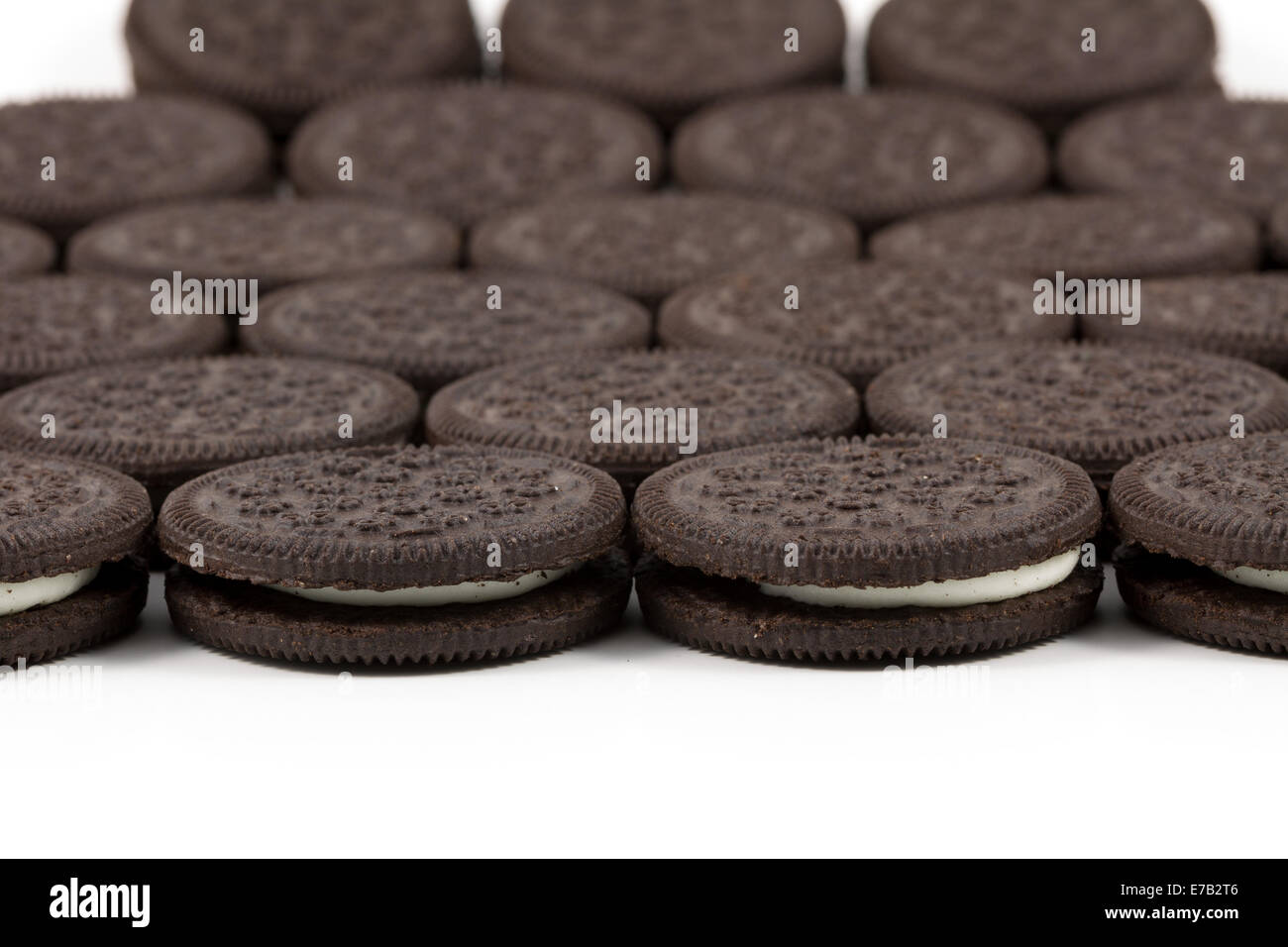 Les cookies au chocolat avec la crème sur fond blanc Banque D'Images