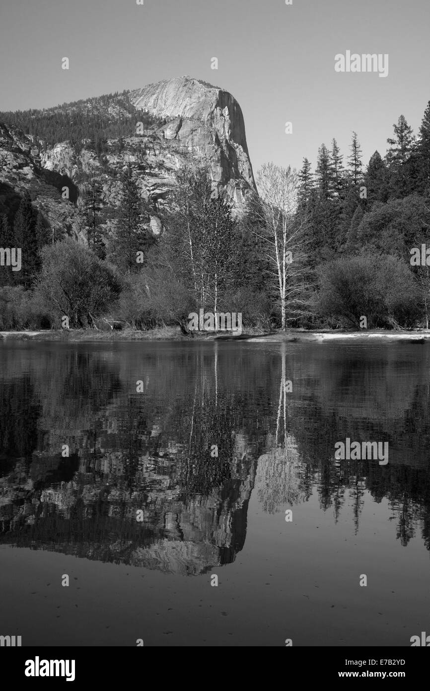 Mt Watkins reflété dans le lac Mirror, Yosemite National Park, California, USA Banque D'Images