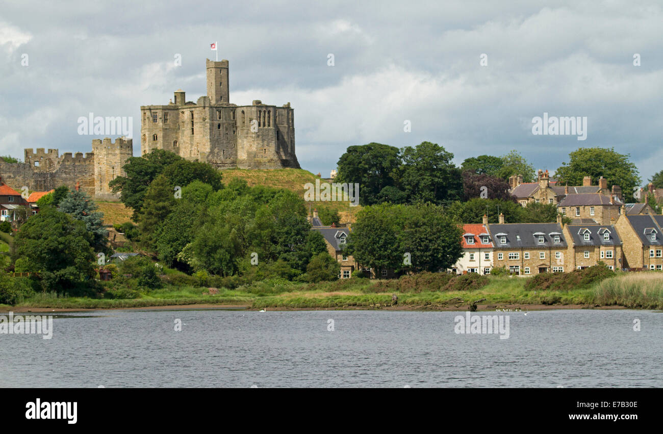 12ème siècle château de Warkworth historique situé sur la colline dominant la rivière Coquet dans le Northumberland, Angleterre Banque D'Images