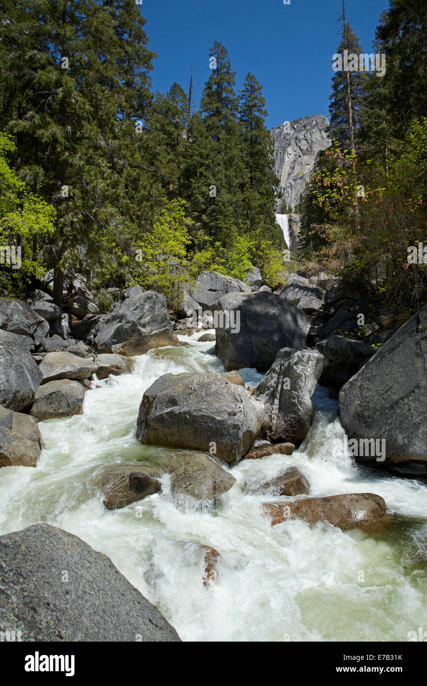 Merced River et l'automne, la brume Vernal Trail, Yosemite National Park, California, USA Banque D'Images