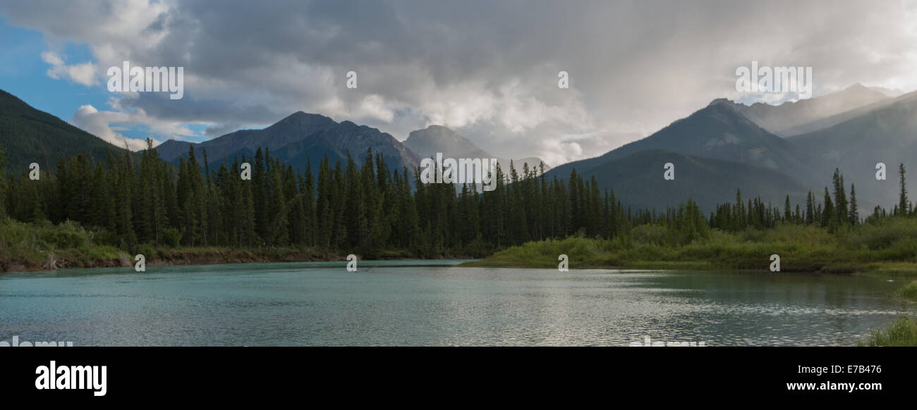 Rocheuses Canadiennes lac avec cloudy mountains Banque D'Images
