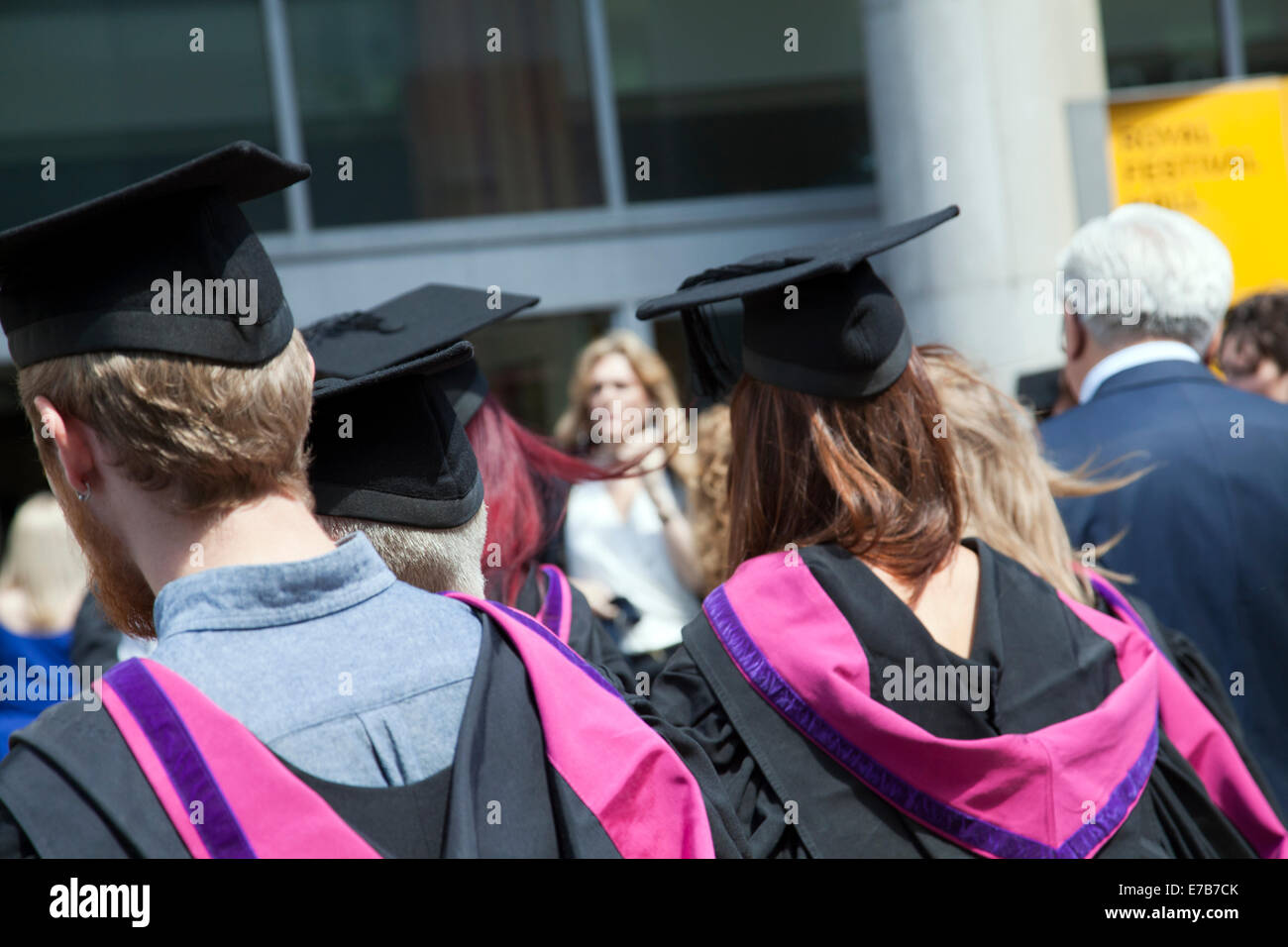 London South Bank University élèves après l'obtention du diplôme à South Bank à Londres UK Banque D'Images