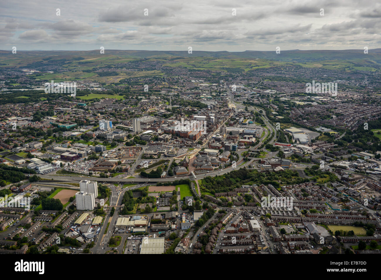 Une vue aérienne du centre d'Oldham, Greater Manchester. La campagne est visible au loin. Banque D'Images