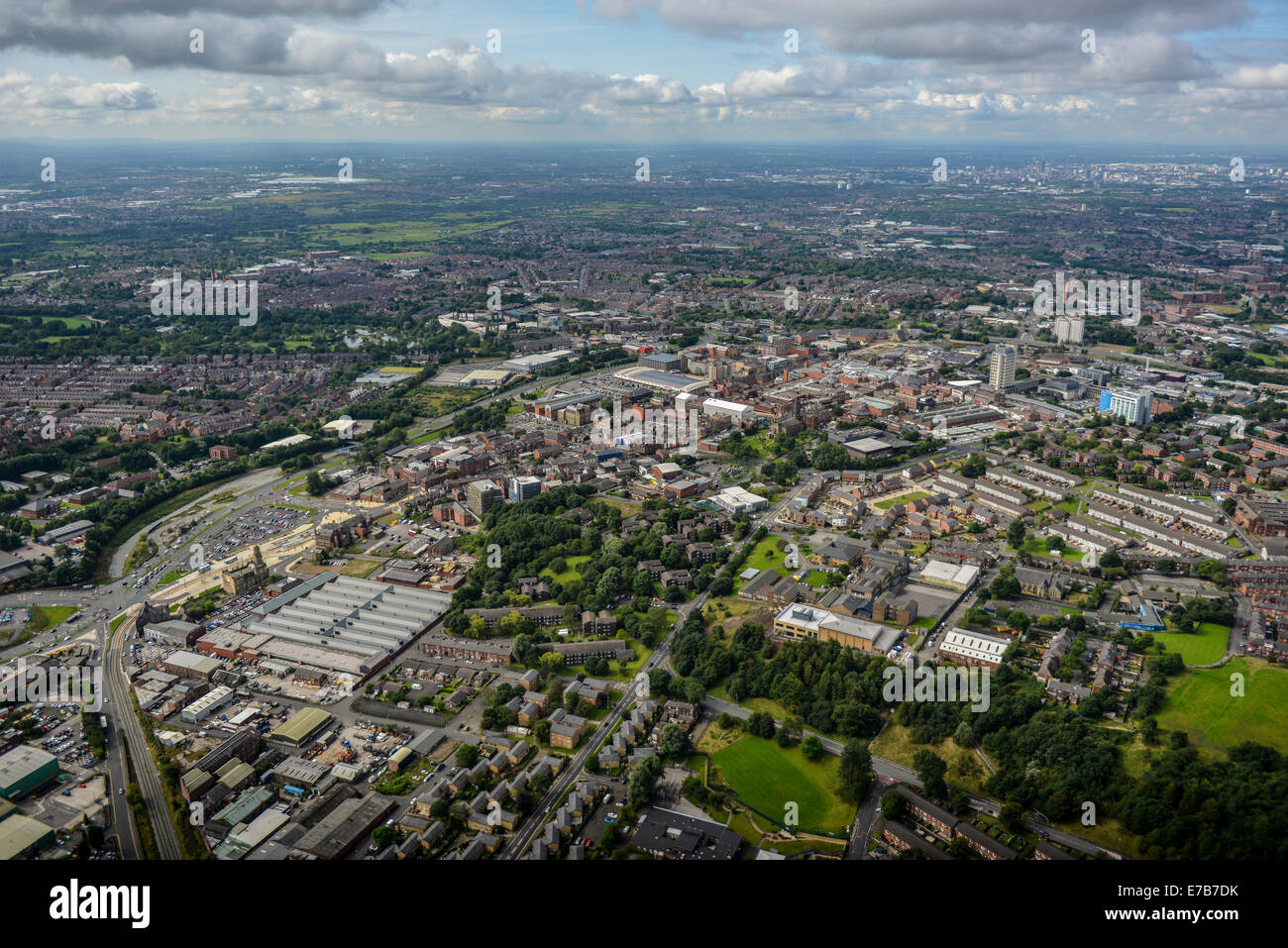 Une vue aérienne du centre d'Oldham, Greater Manchester. Manchester Central est visible au loin. Banque D'Images