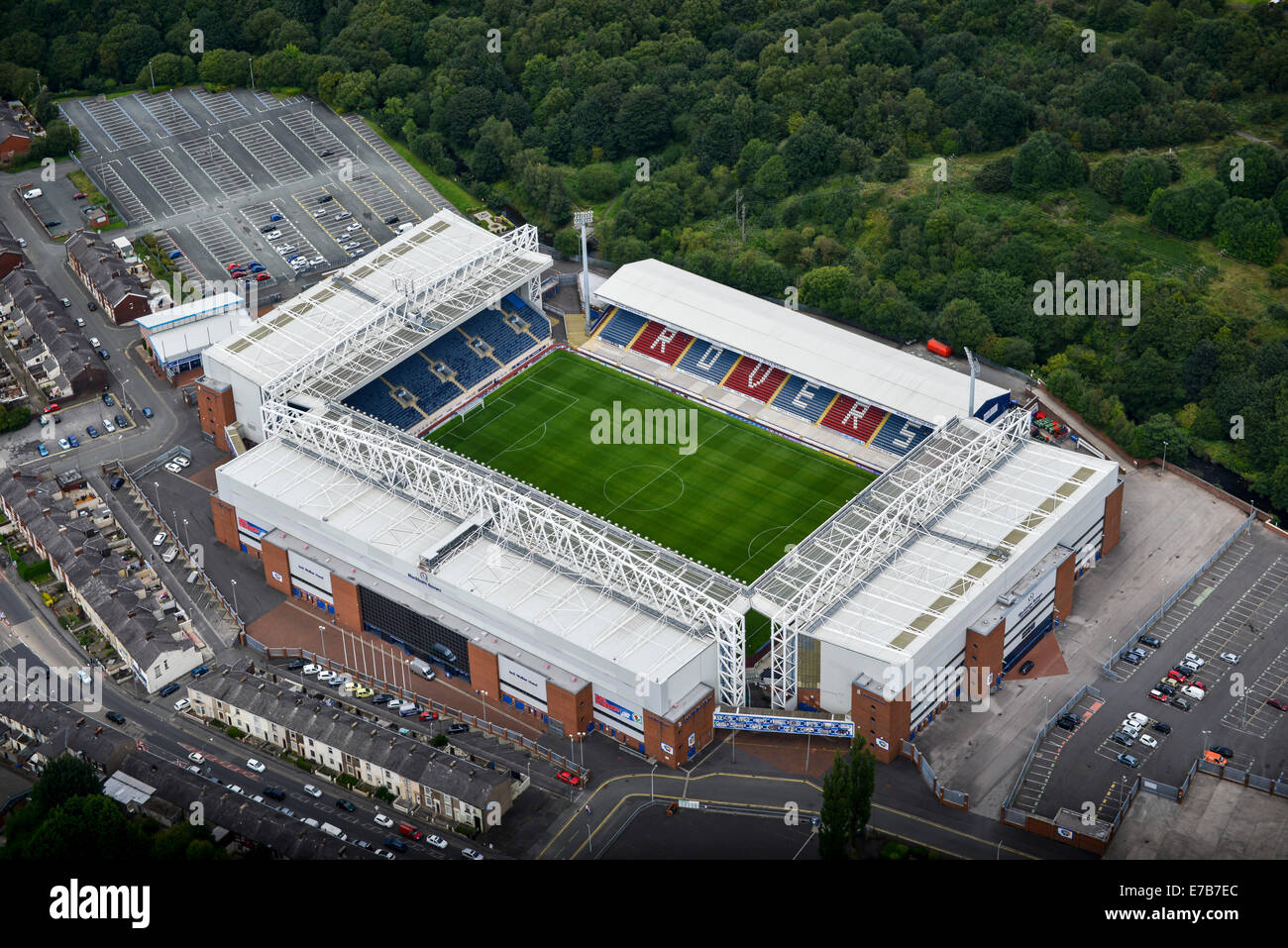 Un gros plan Vue aérienne d'Ewood Park, domicile de Blackburn Rovers, Lancashire, UK Banque D'Images