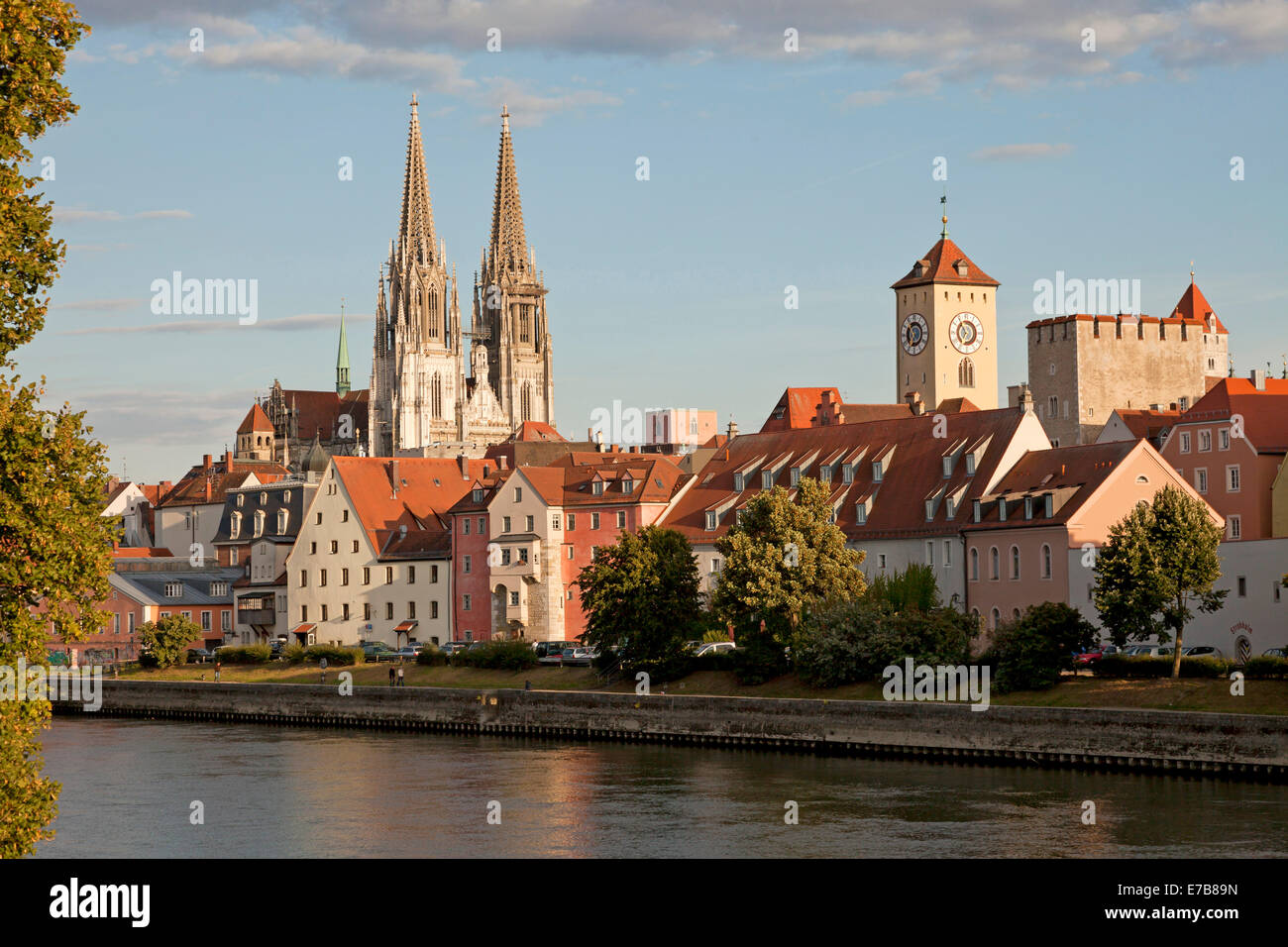 Vue urbaine avec Danube, centre médiéval, la tour de l'hôtel de ville et cathédrale de Regensburg à Regensburg, Bavière, Allemagne, Europe Banque D'Images