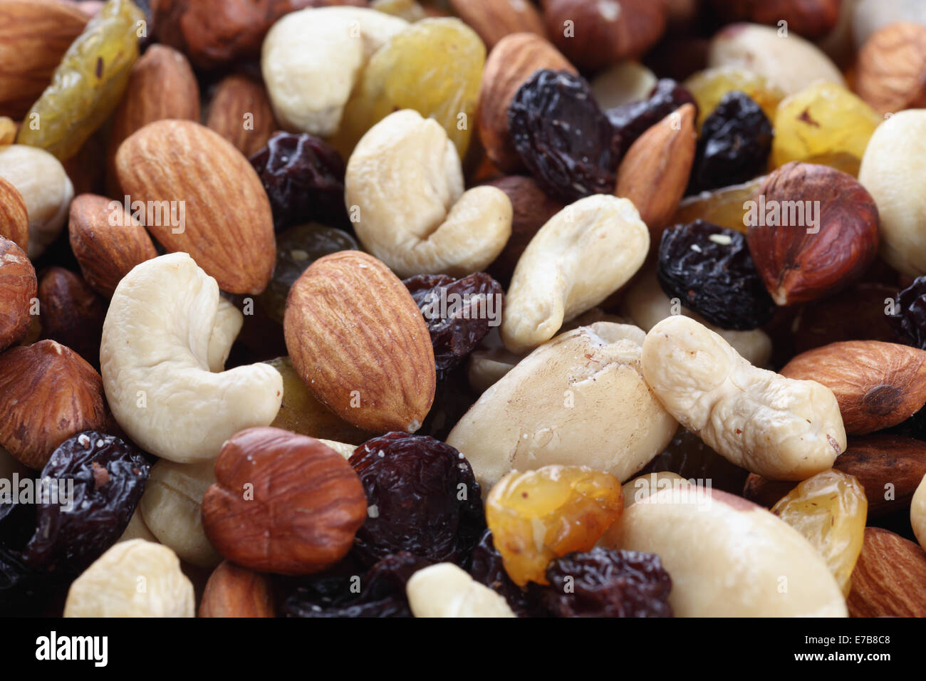 Variété de noix et raisins. Close-up. Banque D'Images
