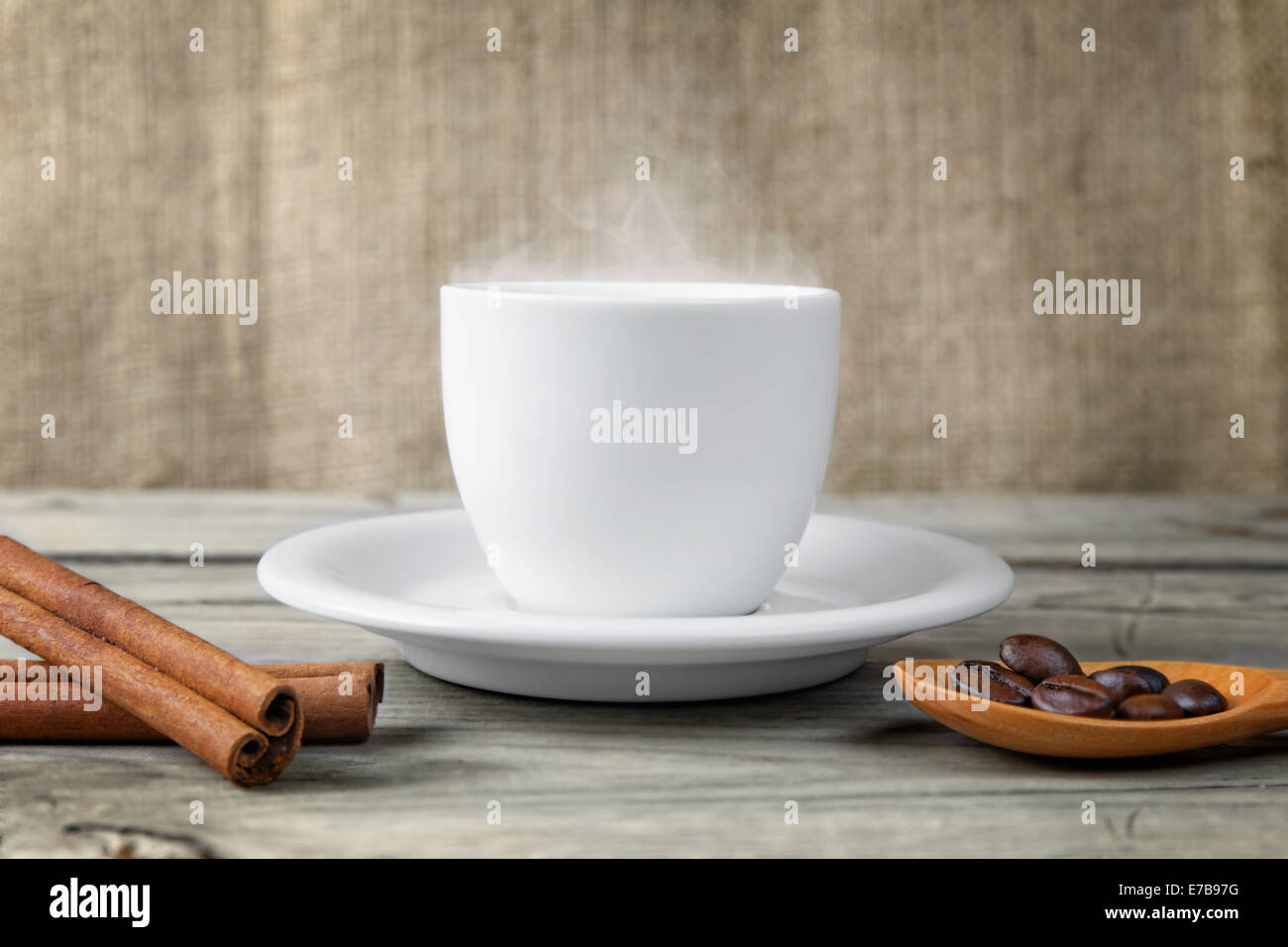 La vapeur chaude tasse de café sur la table en bois Banque D'Images