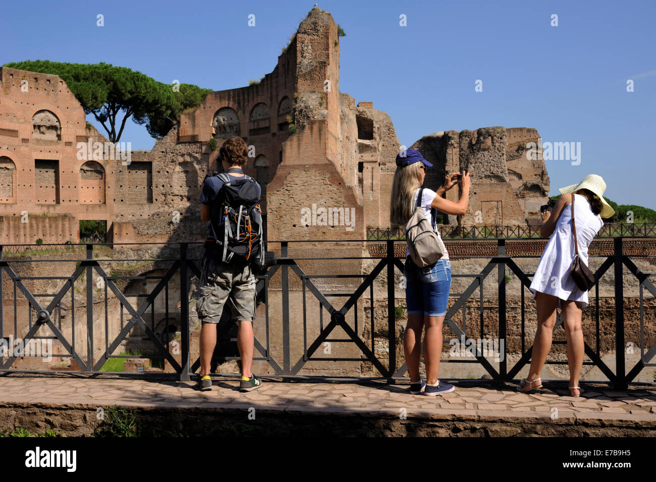 Italie, Rome, Mont Palatin, stade de Domitien, touristes prenant des photos Banque D'Images