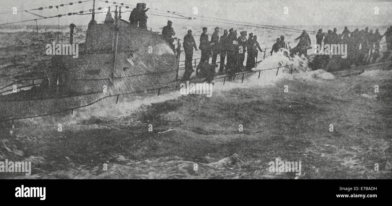 Première USA capturé U-boat - Première Guerre mondiale - l'équipage du sous-marin allemand se rend à Fanning destroyer USS - Novembre 1917 Banque D'Images