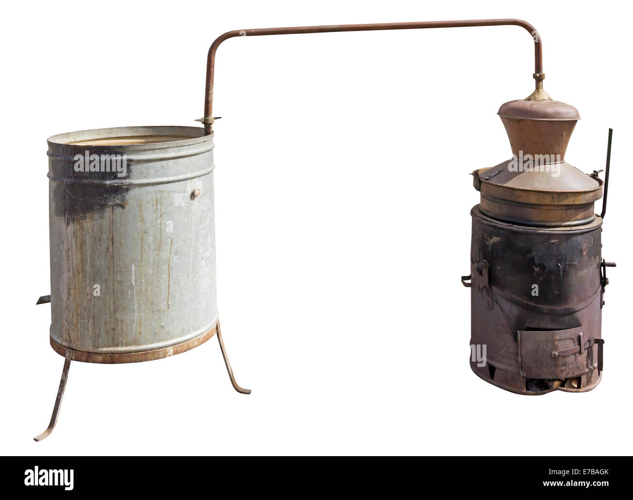 Vieille chaudière en cuivre utilisés pour obtenir une eau-de-vie  traditionnelle, isolée avec Clipping Path Photo Stock - Alamy