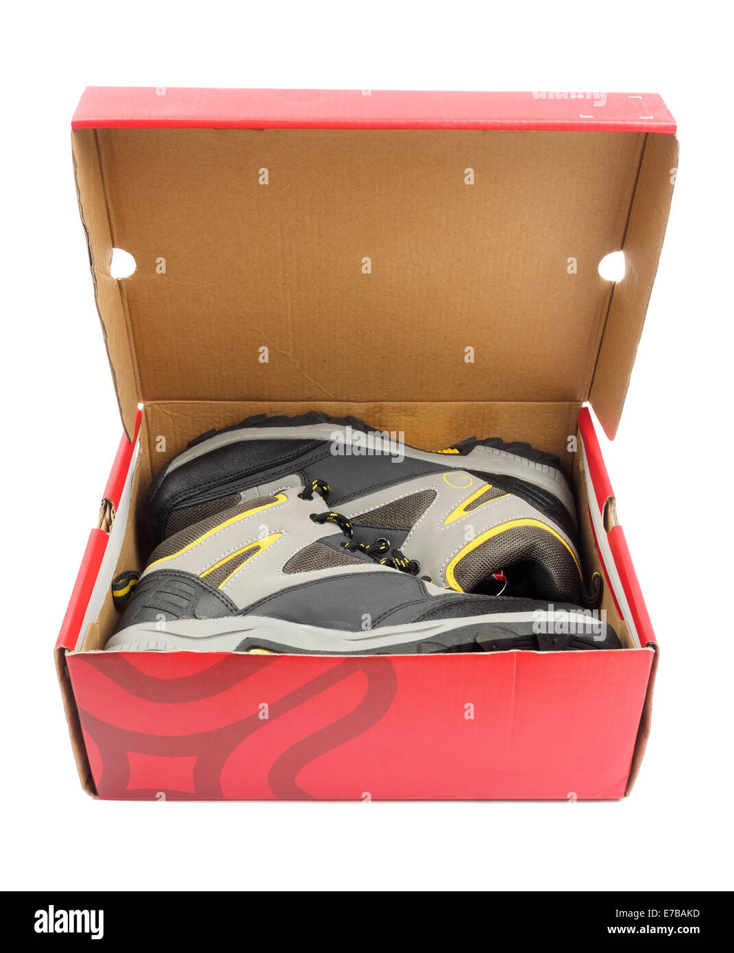 Une paire de chaussures de randonnée gris et jaune sur une case rouge isolé sur fond blanc Banque D'Images