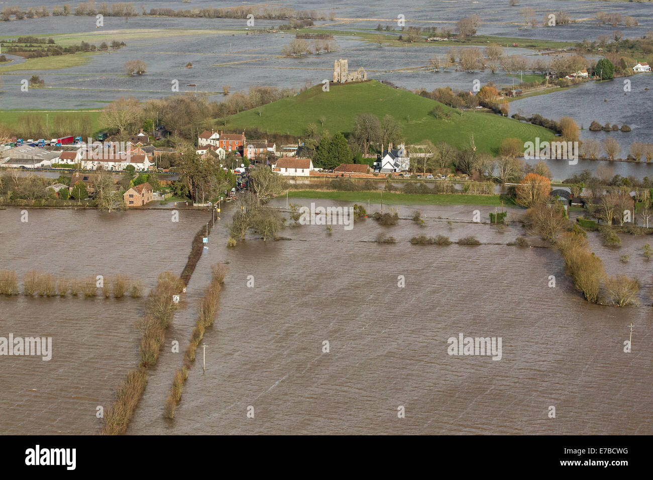 Burrow Mump à Burrowbridge sur les rives de la rivière Parrett est complètement entourée d'eau, sur les niveaux de Somerset. Banque D'Images