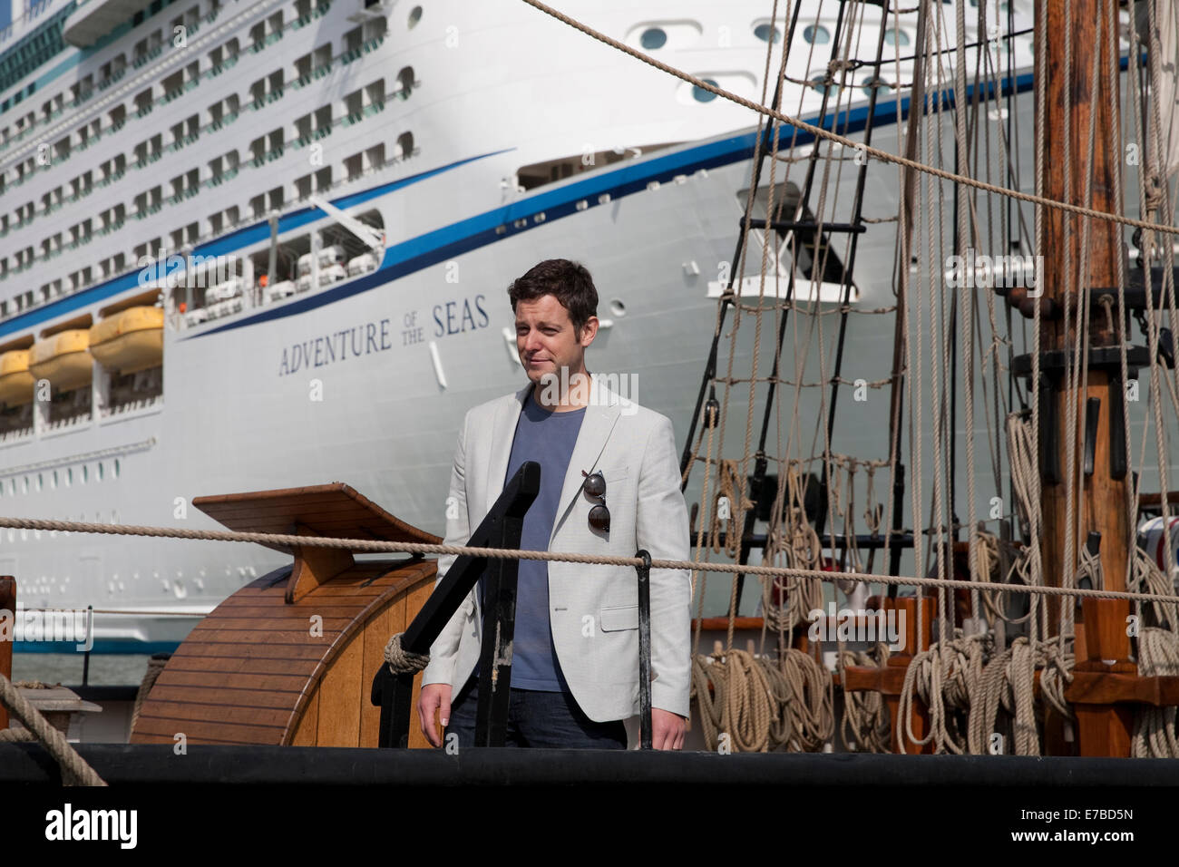 Matt Baker, présentateur de la une émission et a navigué dans le dossier sur le grand voilier Phoenix pour ouvrir le Southampton Boat Show 2014. Banque D'Images