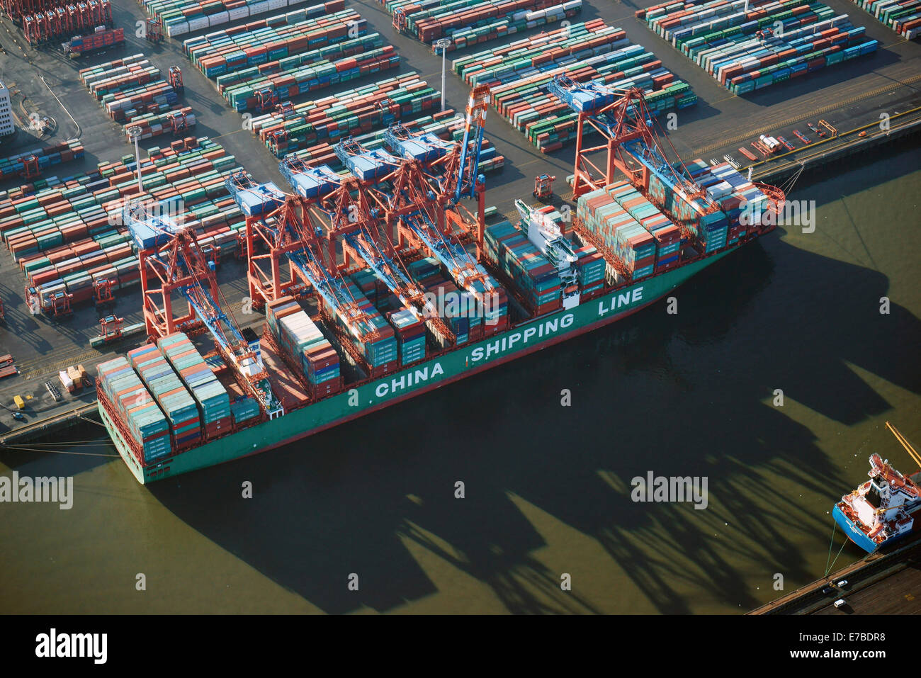 Porte-conteneurs de la compagnie maritime de la Chine sur la porte de l'Euro, port à conteneurs, Hambourg, Allemagne Banque D'Images