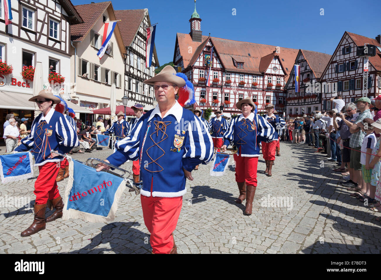 Les joueurs de fanfare, défilé historique, Schäferlauf, festival de Bad Urach, Bade-Wurtemberg, Allemagne Banque D'Images