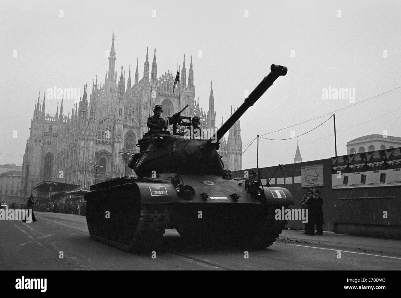 Milan (Italie), défilé militaire à la place du Duomo pour 3dt Army Corps centennial (novembre 1984) Banque D'Images