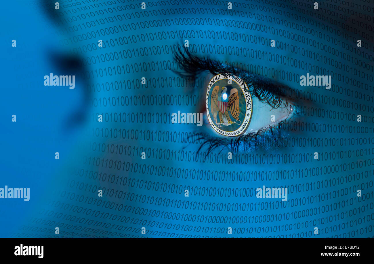 Logo de la NSA dans a woman's eye et code binaire Banque D'Images