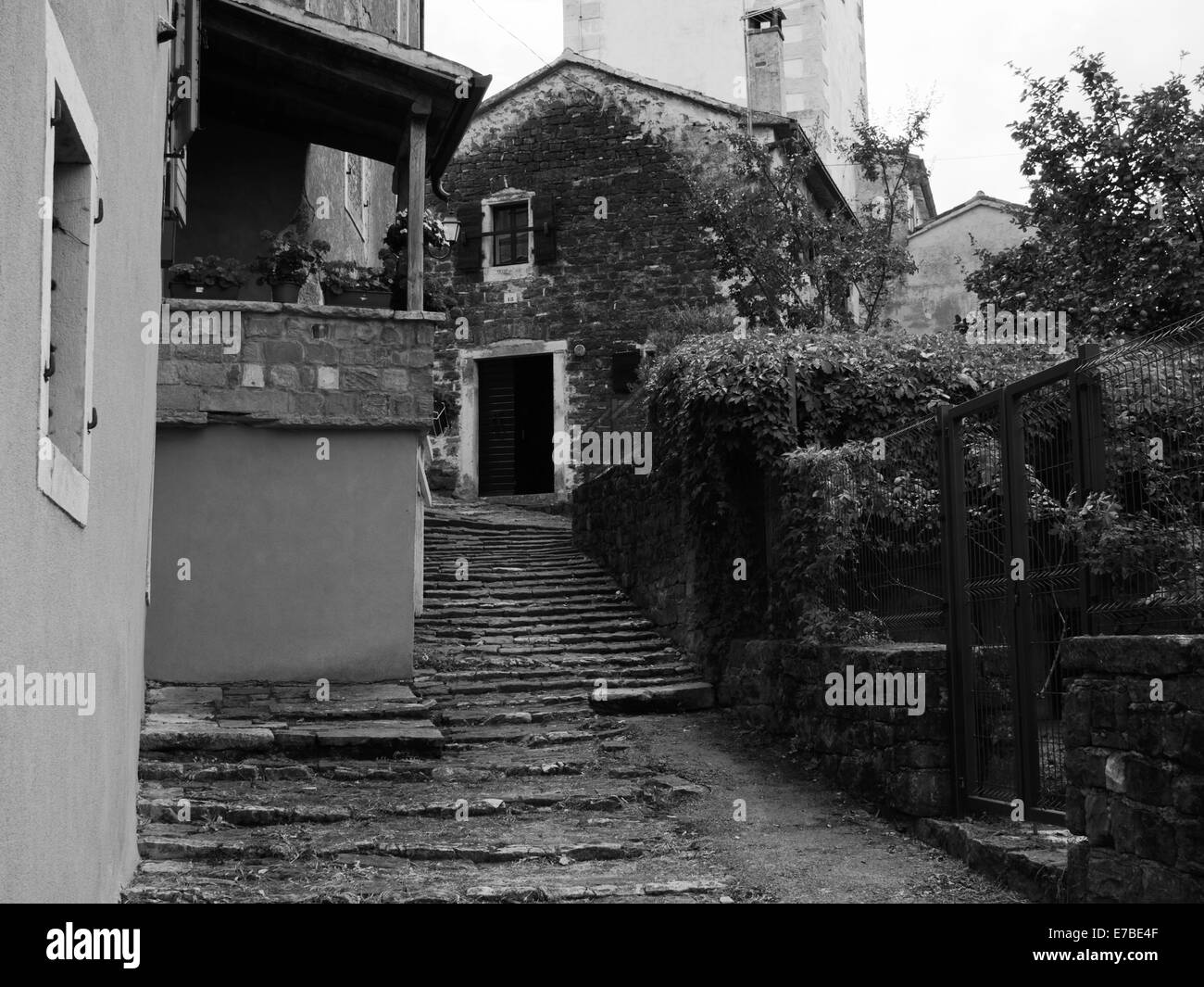 Escaliers en pierre dans Oprtalj (C : Portole), l'Istrie, Croatie. Banque D'Images