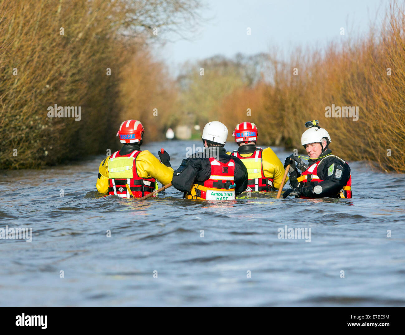 Les équipes d'incendie et d'ambulance en patrouille dans les eaux d'inondation près de North Curry, Somerset. Banque D'Images