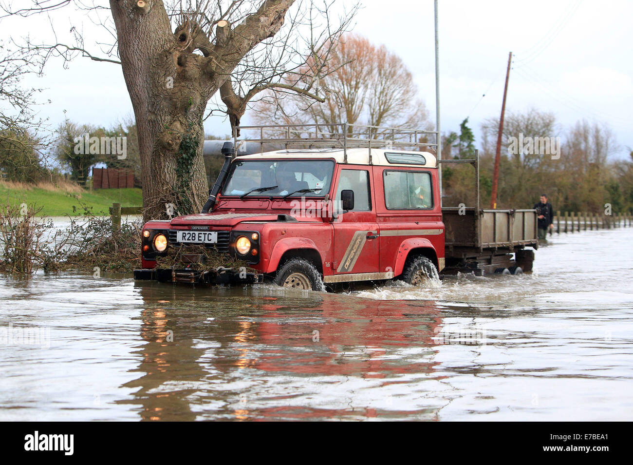 Les résidents de Burrowbridge, Somerset, l'utilisation des tracteurs et des Land Rover pour passer à travers l'eau d'inondation qui a augmenté de 4 pieds. Banque D'Images