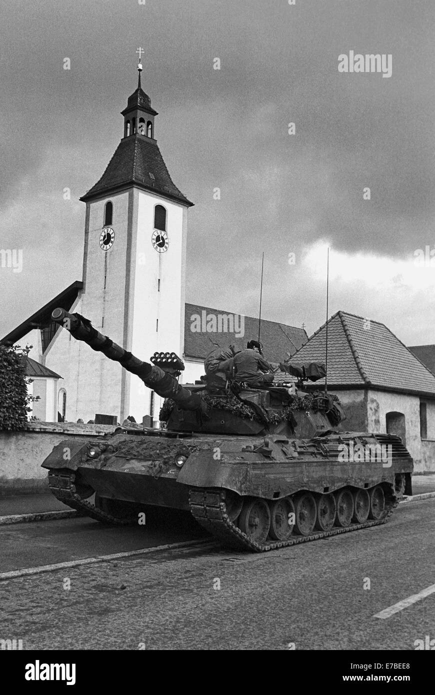 Exercices de l'OTAN en Allemagne, de l'Armée canadienne les chars Leopard dans un village (octobre 1984) Banque D'Images