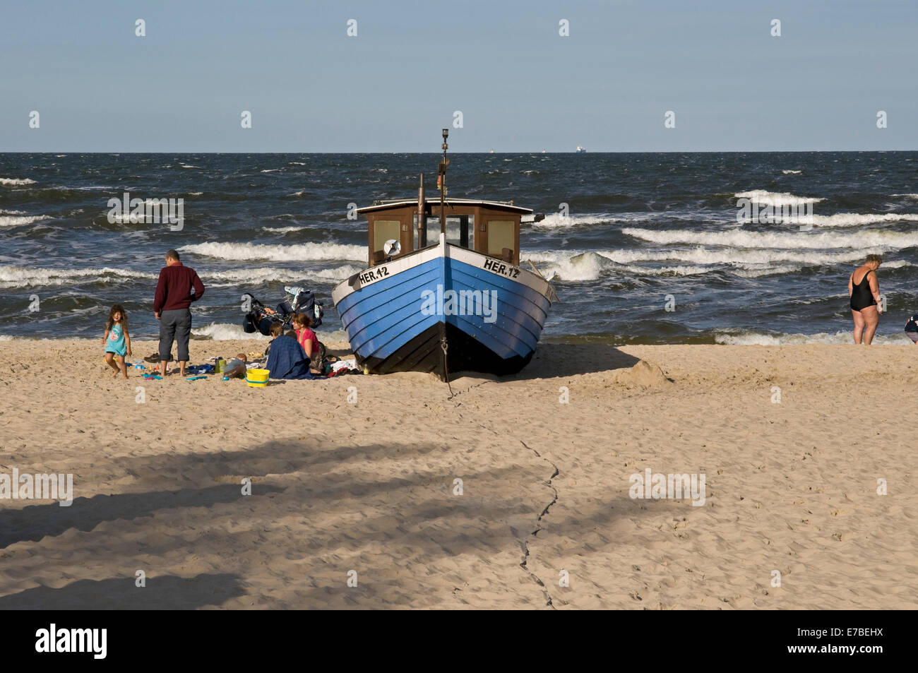 Bateau de pêche et les vacanciers sur la plage Heringsdorf sur l'île d'Usedom, Mecklembourg Poméranie occidentale, Allemagne Banque D'Images