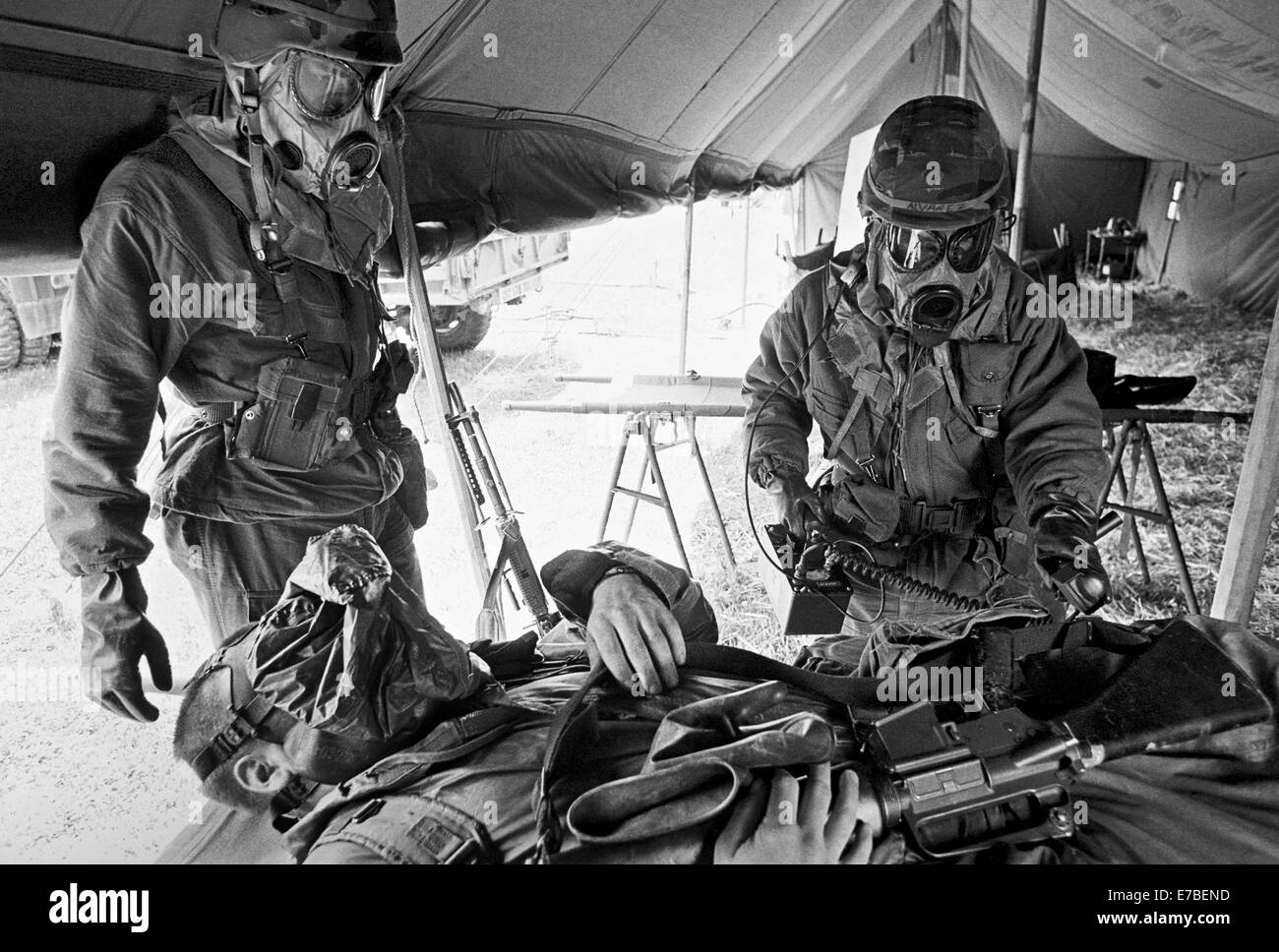 Exercices de l'OTAN en Allemagne, les soldats de l'Armée américaine à la formation de décontamination NBC (mai 1987) Banque D'Images