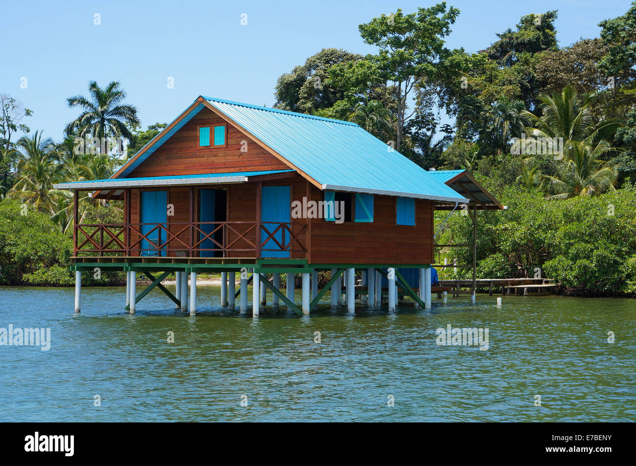 Bungalow sur pilotis au-dessus de l'eau de la mer des Caraïbes, Bocas del Toro, PANAMA Banque D'Images