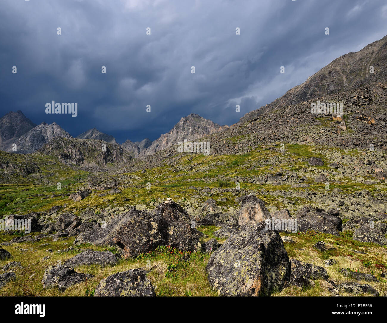 Paysage de montagne d'été dans le mauvais temps. Sayans. République de Bouriatie Banque D'Images