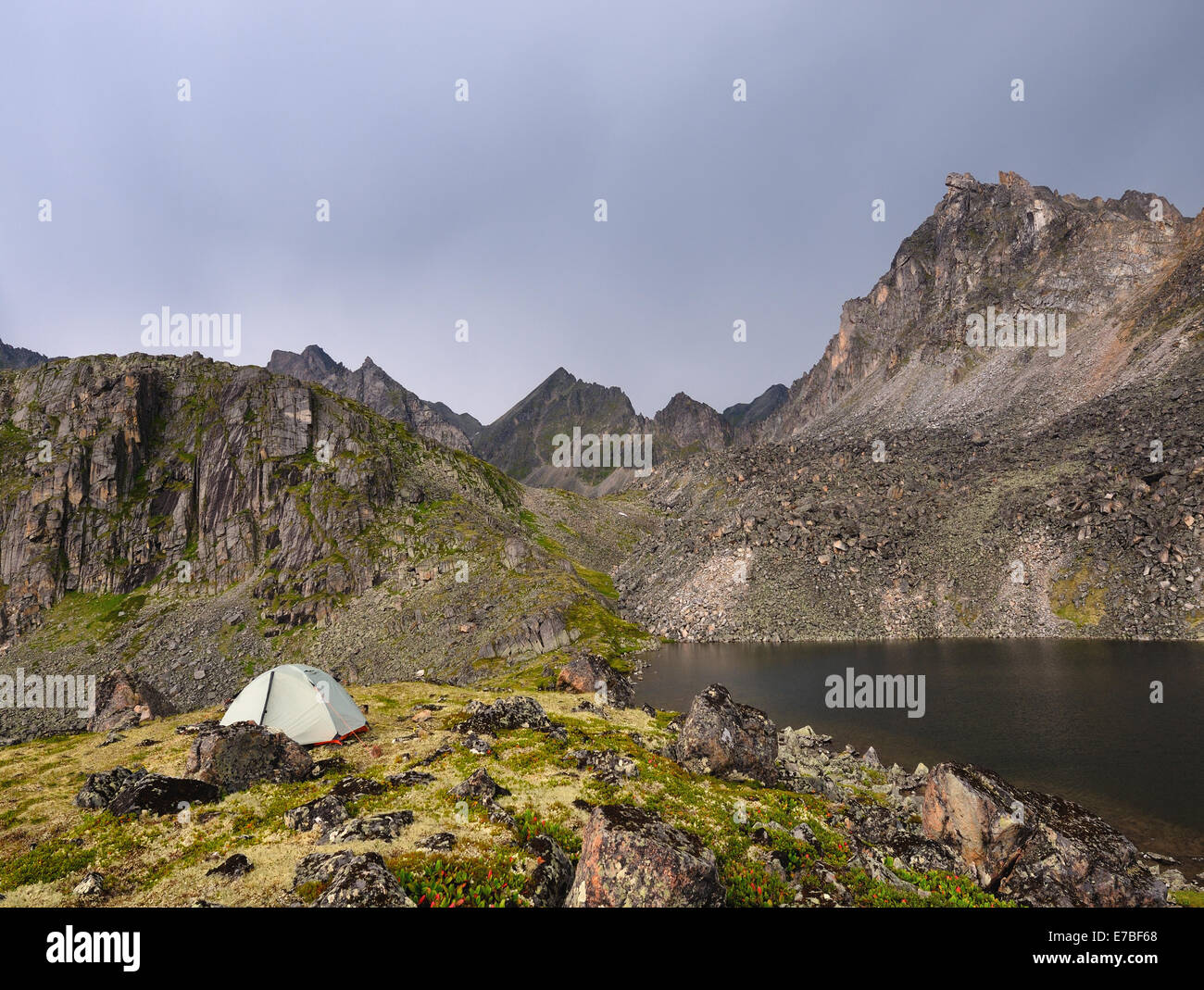 Tourisme solitaire tente dans les montagnes de l'Est de Sayan. République de Bouriatie Banque D'Images