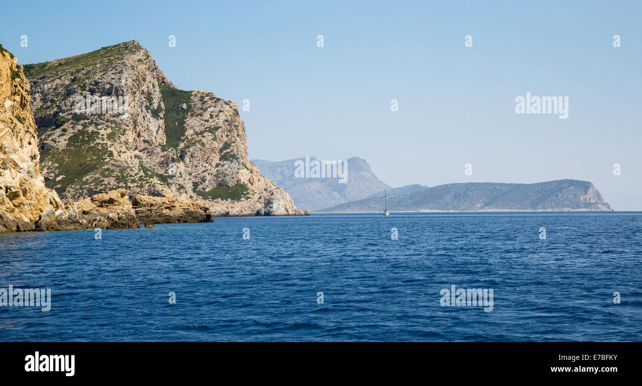 Côte de Alonissos dans la mer Egée à l'île de Panaghia dans la distance Banque D'Images