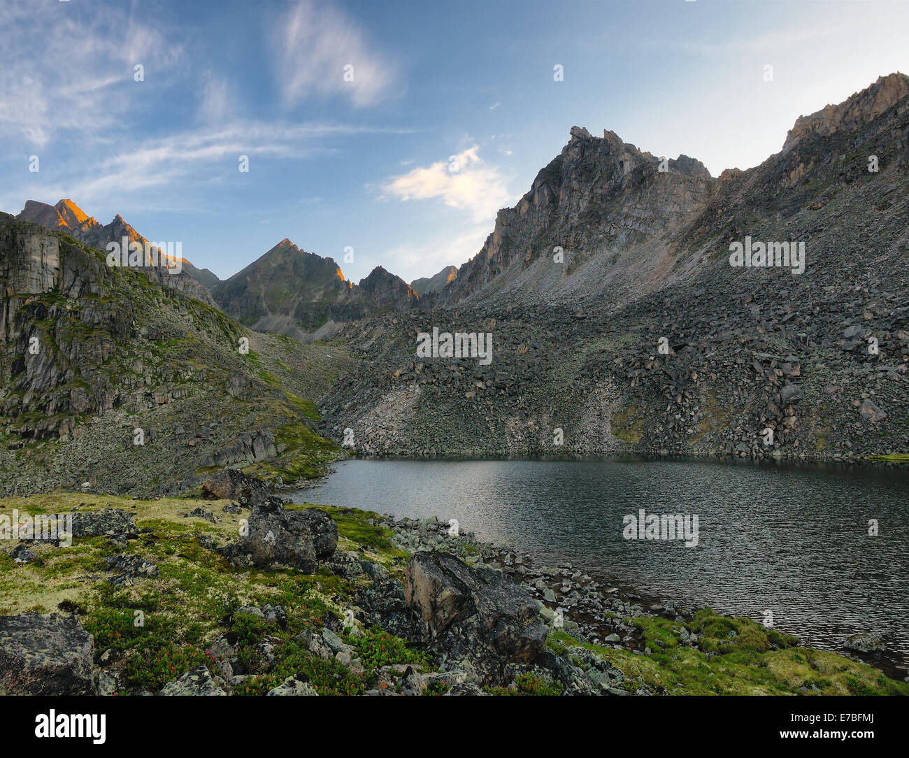 Au début de l'été le matin à Lac de montagne. Sayans. République de Bouriatie. Banque D'Images