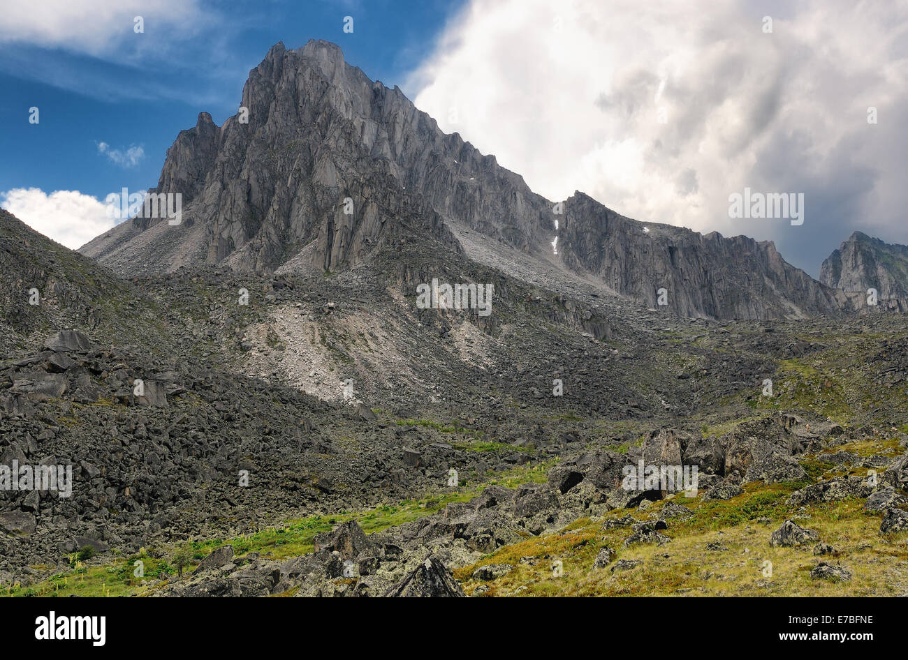 Paysage avec un pic de montagne. Barun de pointe. Plage de Tunka. Sayan de l'Est. République de Bouriatie Banque D'Images