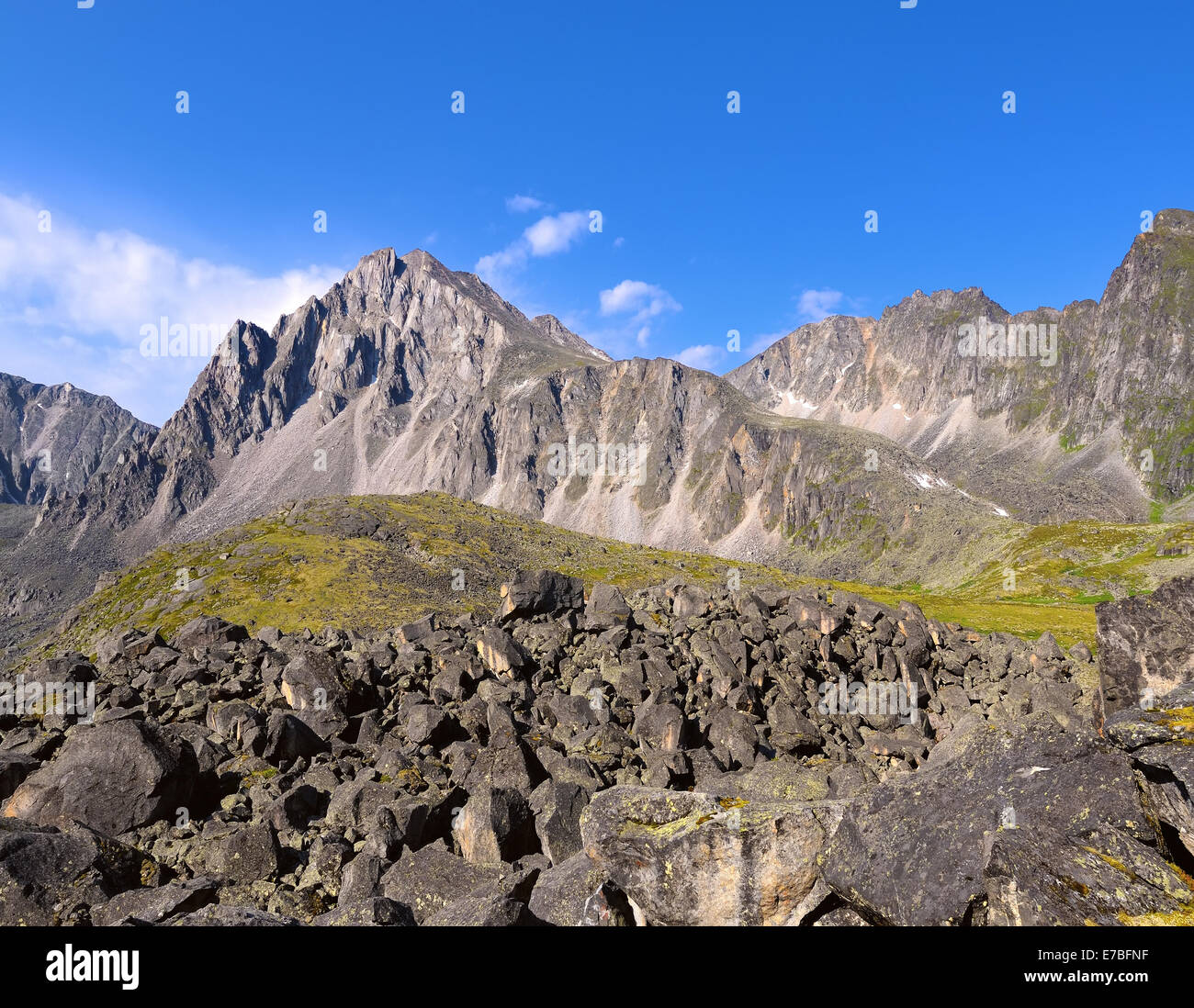 Paysage de montagne. Gamme Tunka - Alpes de Sibérie orientale.Sayan.La République de Bouriatie Banque D'Images