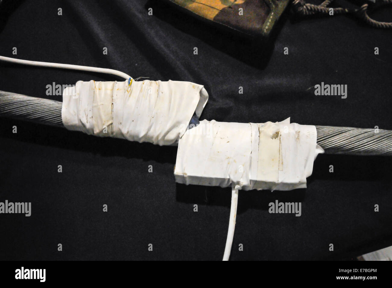 Charges explosives en forme définie sur un câble en acier blindé de cisaillement (p. ex. sur un pont) Banque D'Images