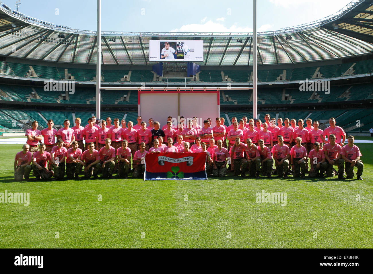 Londres, Royaume-Uni. 12 septembre 2014. Les membres du 24e régiment irlandais de l'armée de la batterie après avoir brisé le plus grand 2015 Coupe du Monde de Rugby à Twickenham record mêlée pendant la lancement des billets pour le tournoi. Credit : Elsie Kibue / Alamy Live News Banque D'Images