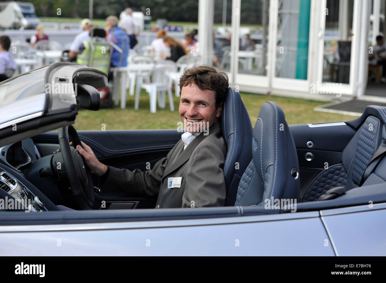 Le Palais de Blenheim, Woodstock, Oxford, UK. 12 Septembre, 2014. 12.09.14 Blenheim Palace CCI***/CIC*** Horse Trials 2014, jour 2 de 4 Blenheim Palace, Woodstock, Oxford UK. Francis Whittington (GBR) avec Aston Martin dans le boîtier, membres de l'Arène principale Crédit : Julie Priestley/Alamy Live News Banque D'Images