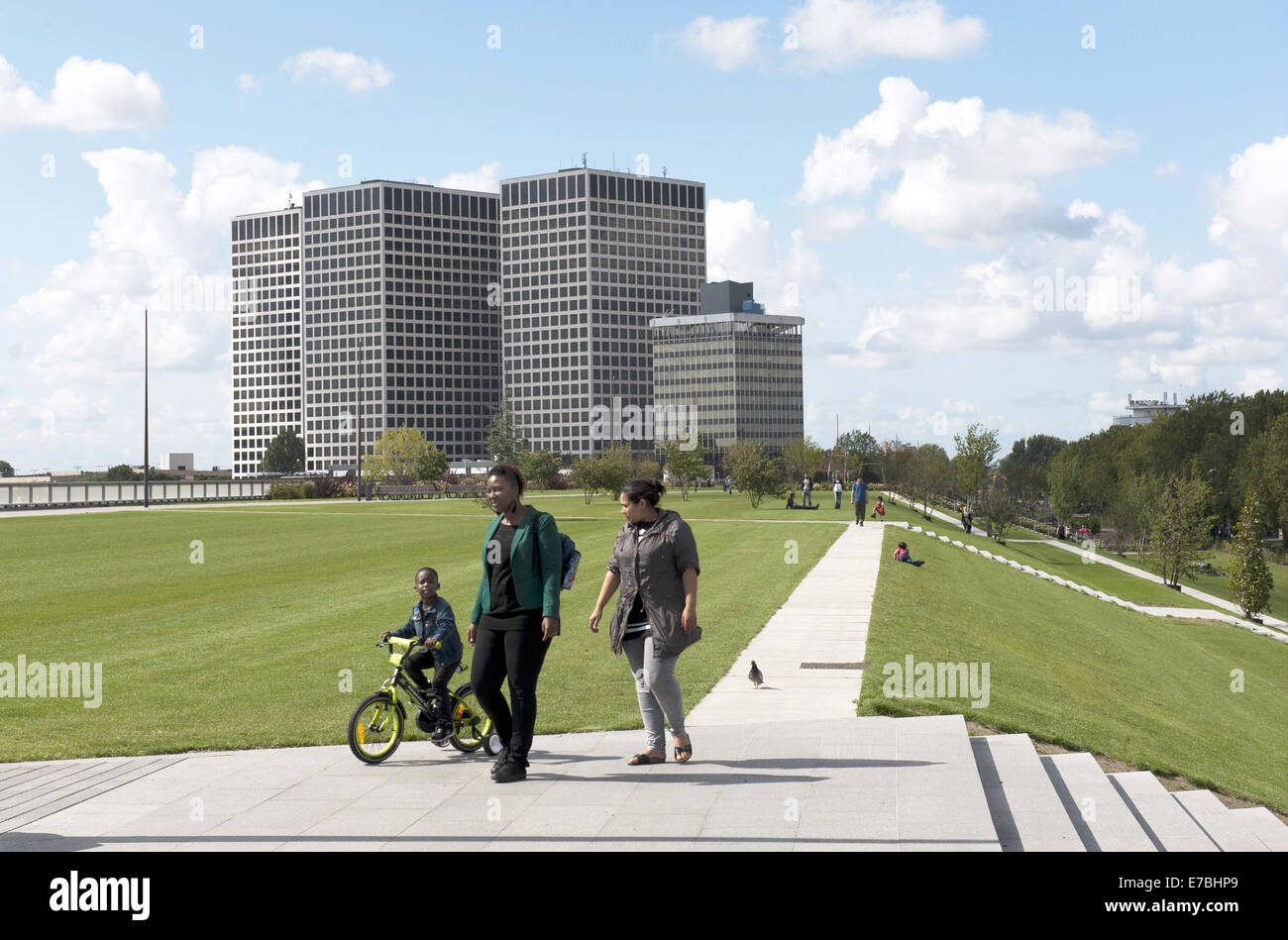 13 août 2014 - Rotterdam, Hollande méridionale, Pays-Bas, Holland - visites faites une promenade sur le toit d'un immeuble commercial. 9 mètres au-dessous d'eux est un énorme centre commercial. Dans l'arrière-plan sont des bureaux...à Rotterdam est le plus grand parc public sur un immeuble commercial en Europe. Sur 9 mètres de haut, sur le dessus à Bigshops Marconi Plaza, est un parc verdoyant avec trois jardins à thèmes..Le parc est la mesure de huit hectares et offre une vue sur la ville et le port. Il est à 800 mètres de long, 80 mètres de large et 9 mètres de haut. Ci-dessous le parc est 25 000 m2 d'espace de vente au détail.Ce n'est pas seulement une zone de shopping et une Banque D'Images