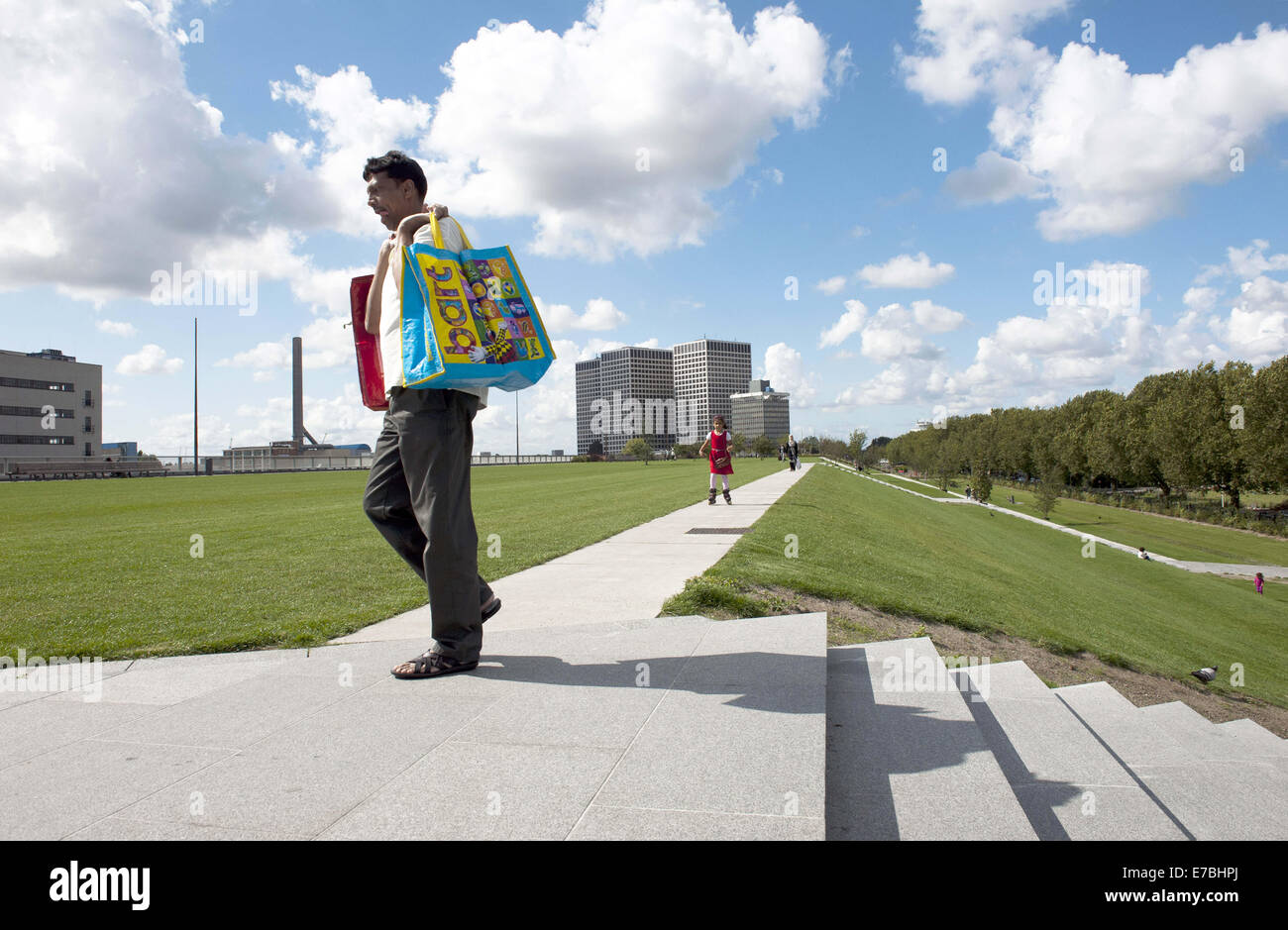 13 août 2014 - Rotterdam, Hollande méridionale, Pays-Bas, Holland - un homme avec des sacs promenades sur la le toit d'un immeuble commercial. 9 mètres au-dessous de lui est un énorme centre commercial. Dans l'arrière-plan sont des bureaux...à Rotterdam est le plus grand parc public sur un immeuble commercial en Europe. Sur 9 mètres de haut, sur le dessus à Bigshops Marconi Plaza, est un parc verdoyant avec trois jardins à thèmes..Le parc est la mesure de huit hectares et offre une vue sur la ville et le port. Il est à 800 mètres de long, 80 mètres de large et 9 mètres de haut. Ci-dessous le parc est 25 000 m2 d'espace de vente au détail.Il n'est pas seulement une zone commerçante et d'un pla Banque D'Images