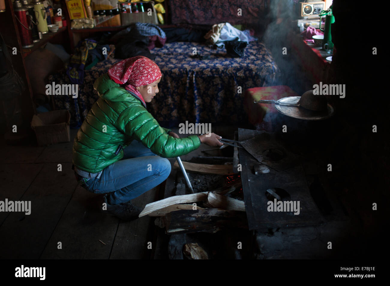 Faire du Sherpa alimentation dans leur maison dans un village appelé Beding dans la vallée de Rowling. Banque D'Images