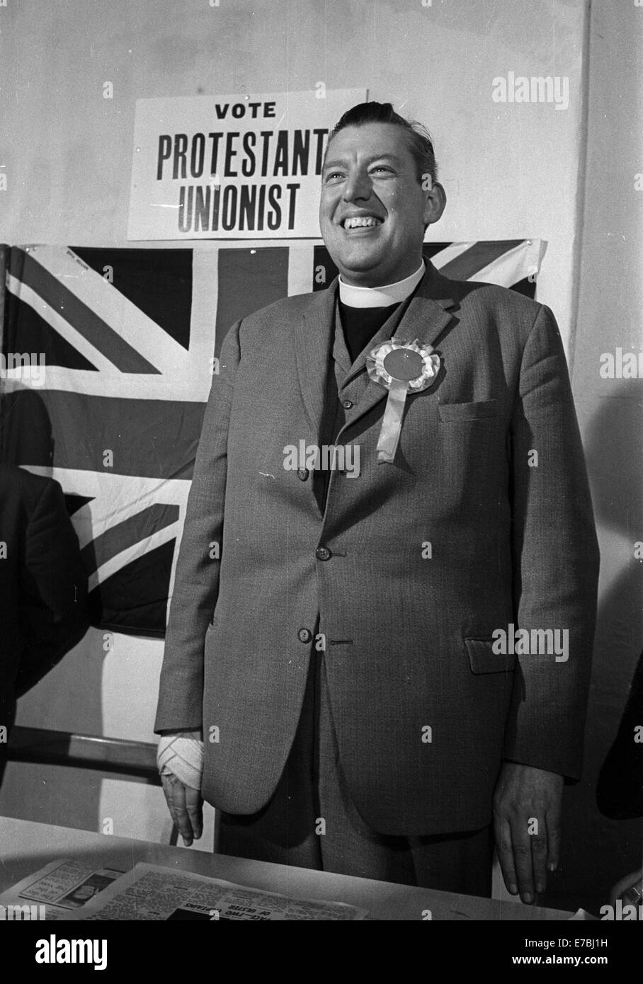 Belfast 1969-02-22 Ian Paisley à la conférence de presse avant les élections locales en Irlande du Nord. Banque D'Images