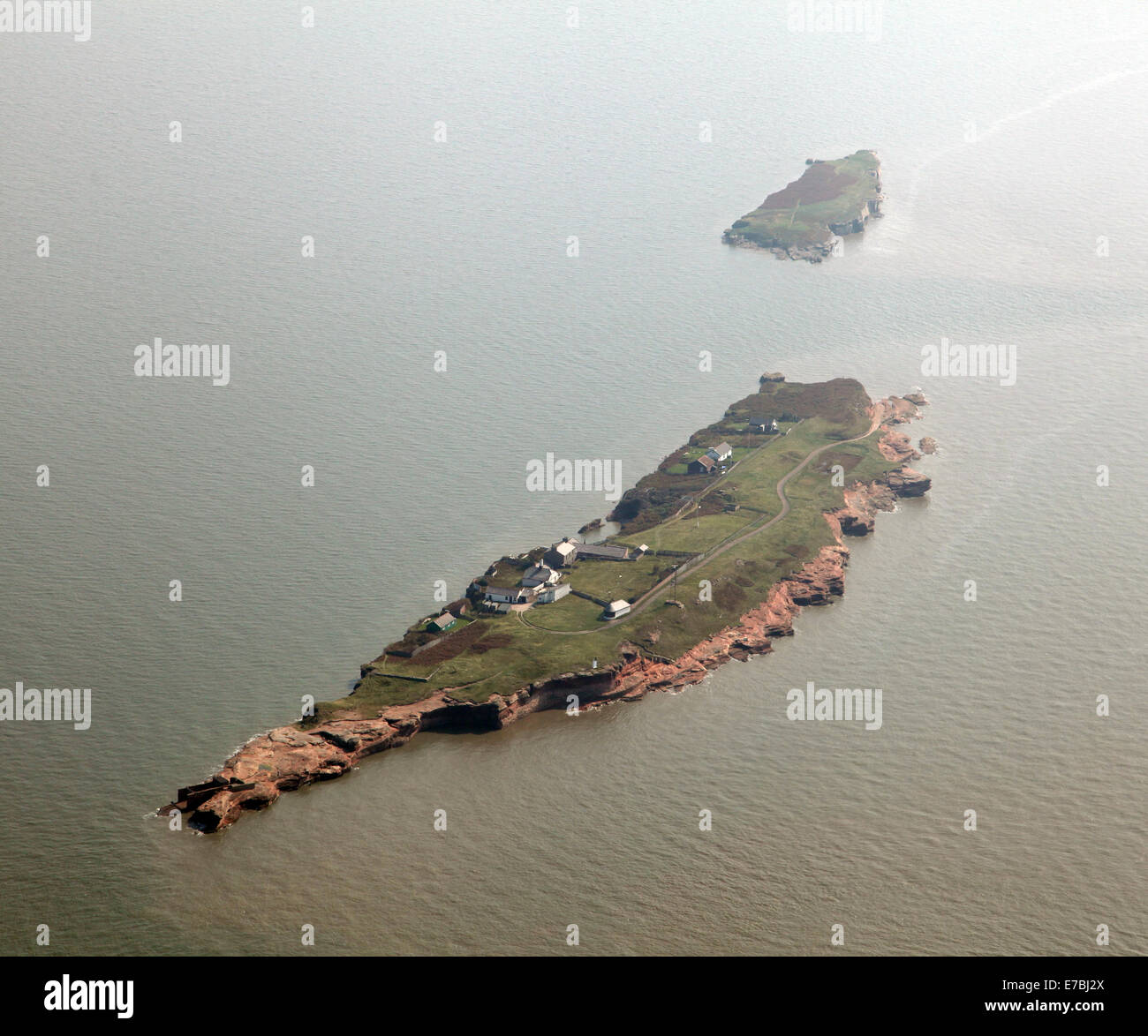 Vue aérienne de rochers rouges un site SSSI de dunes de sable et des roselières à l'embouchure de l'estuaire de la Dee, à l'ouest de Hoylake, Merseyside, Royaume-Uni Banque D'Images